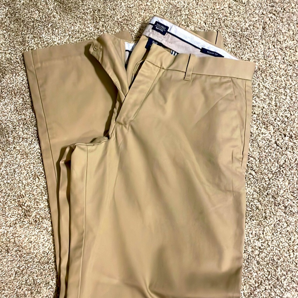 Men’s GAP tailored khakis; like new 31x32